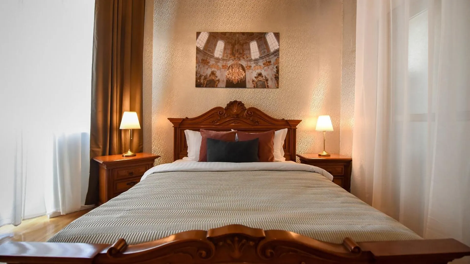 Centrally Located 2Br Apartment With Balcony & Unique Design Bucureşti