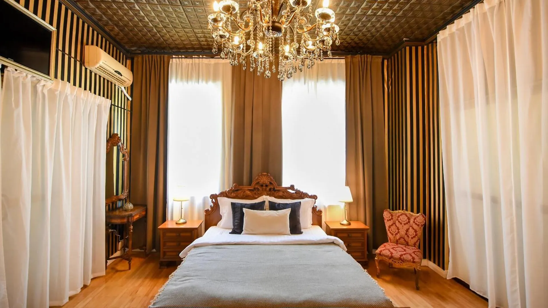 Centrally Located 2Br Apartment With Balcony & Unique Design Bucureşti