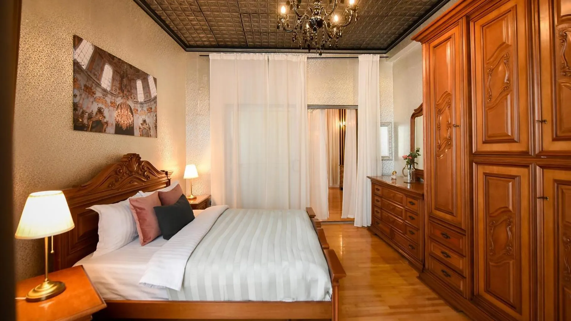 Centrally Located 2Br Apartment With Balcony & Unique Design Bucharest