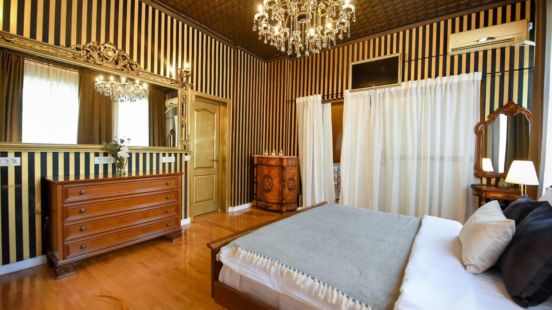 Centrally Located 2Br Apartment With Balcony & Unique Design Bucharest