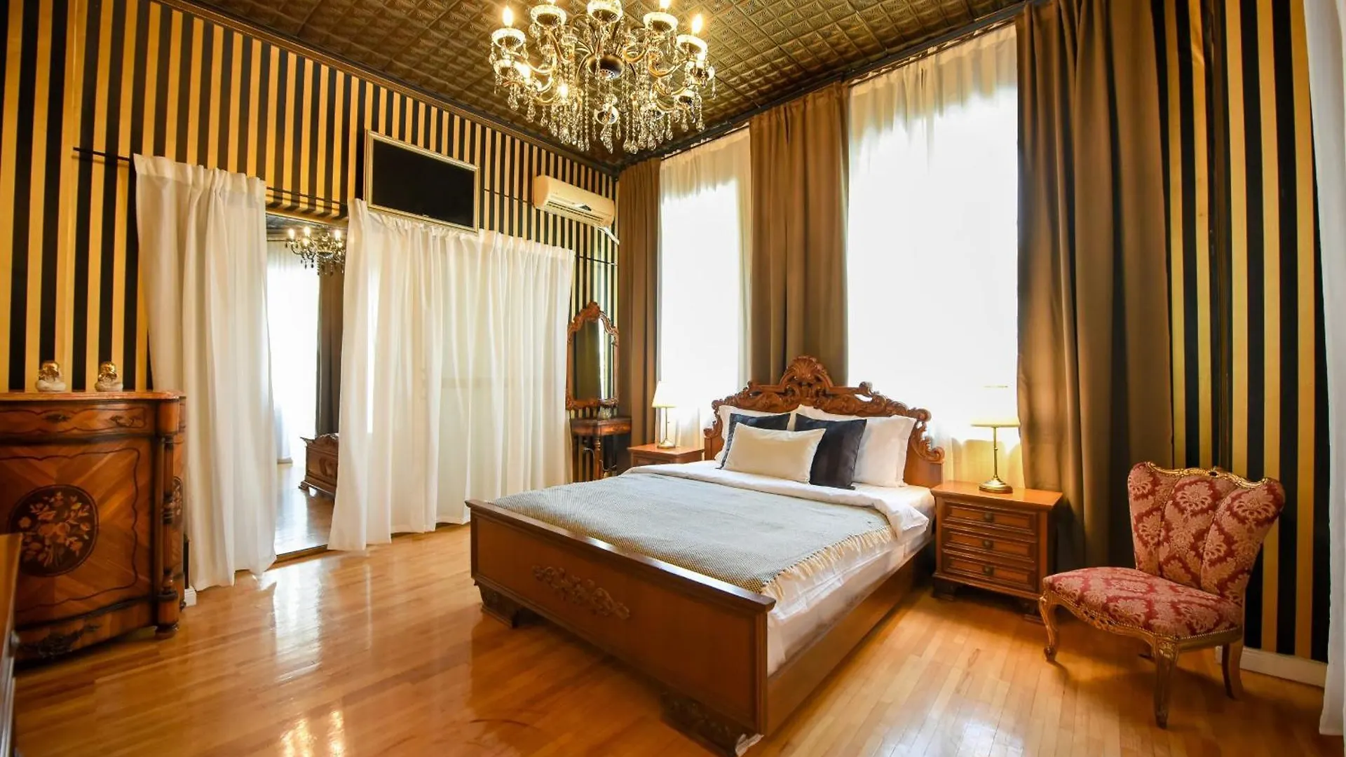Centrally Located 2Br Apartment With Balcony & Unique Design Bucharest