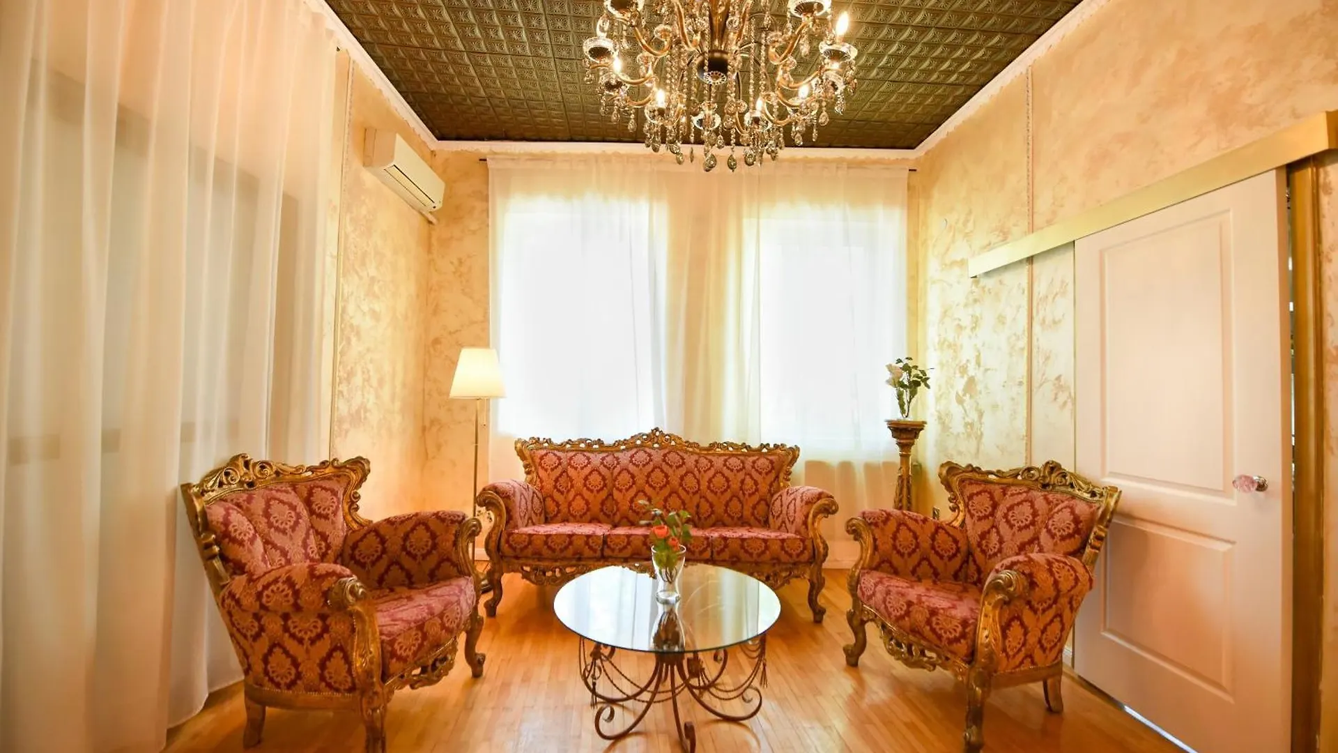 Centrally Located 2Br Apartment With Balcony & Unique Design Bucharest