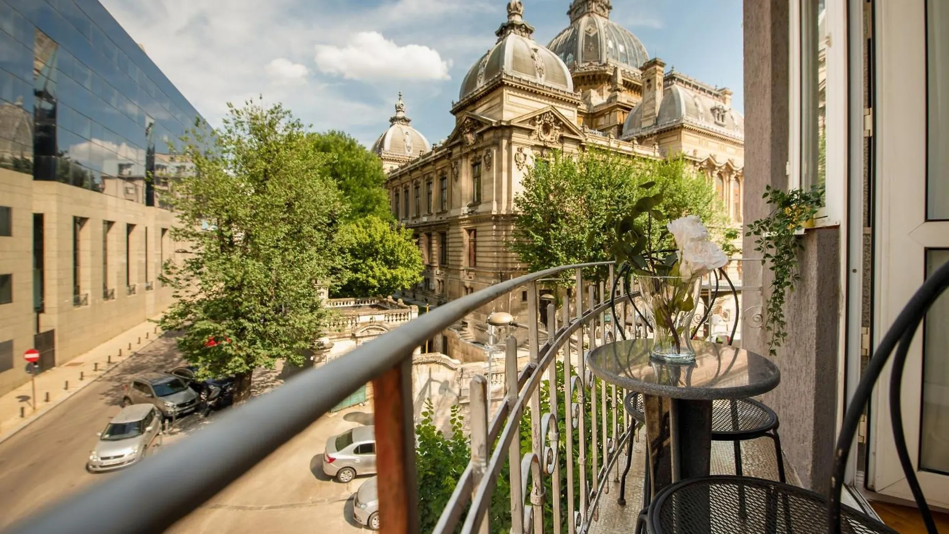 Centrally Located 2Br Apartment With Balcony & Unique Design location