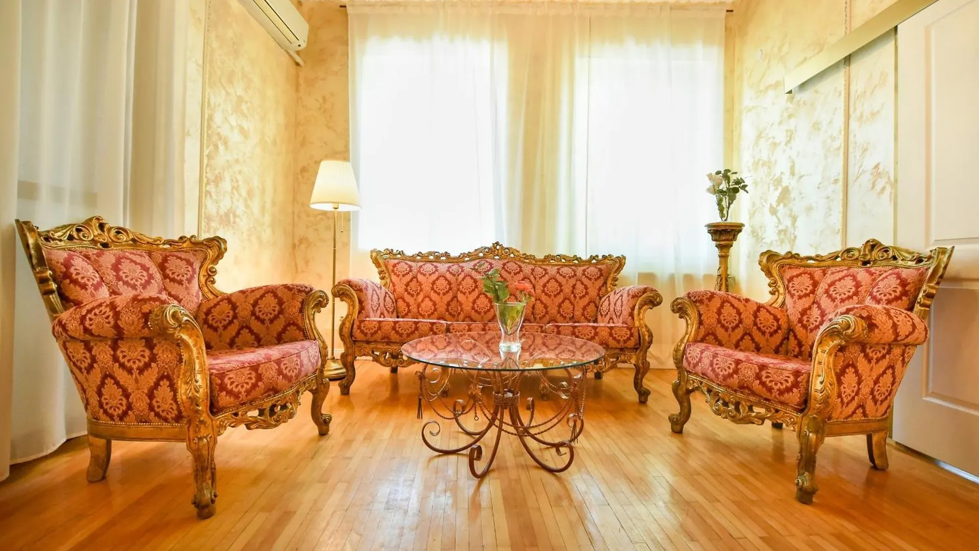 Centrally Located 2Br Apartment With Balcony & Unique Design Boekarest 0*,  Roemenië