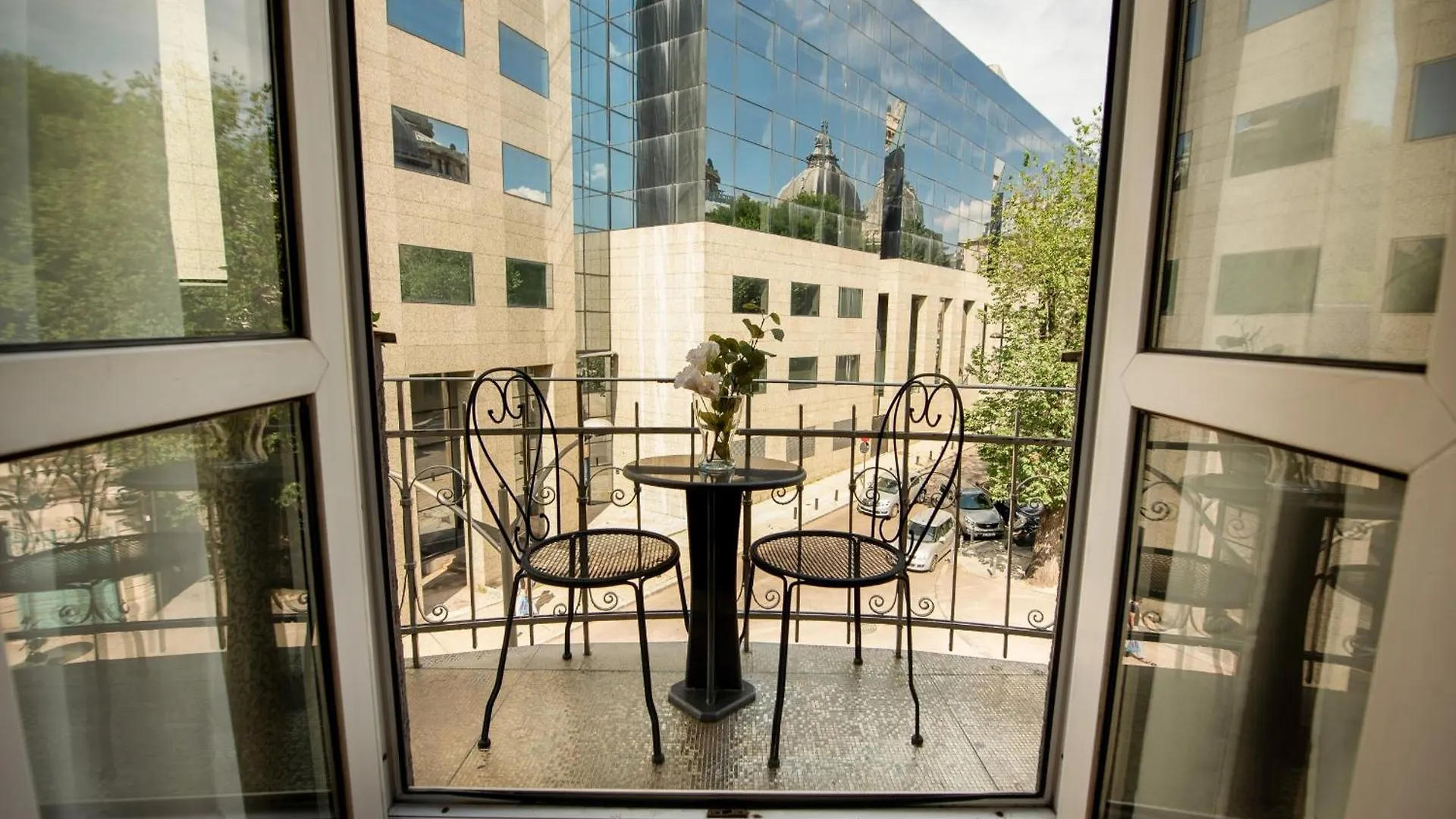 Centrally Located 2Br Apartment With Balcony & Unique Design Boekarest 0*,  Roemenië