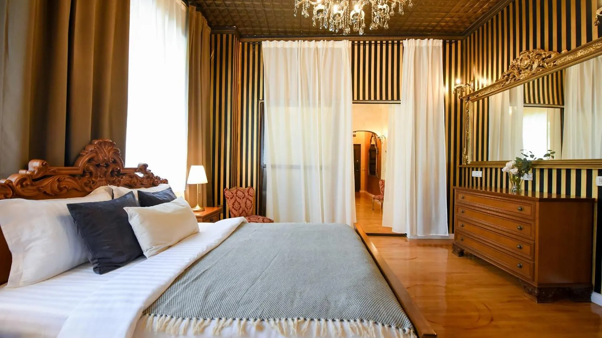 Centrally Located 2Br Apartment With Balcony & Unique Design Boekarest 0*,  Roemenië